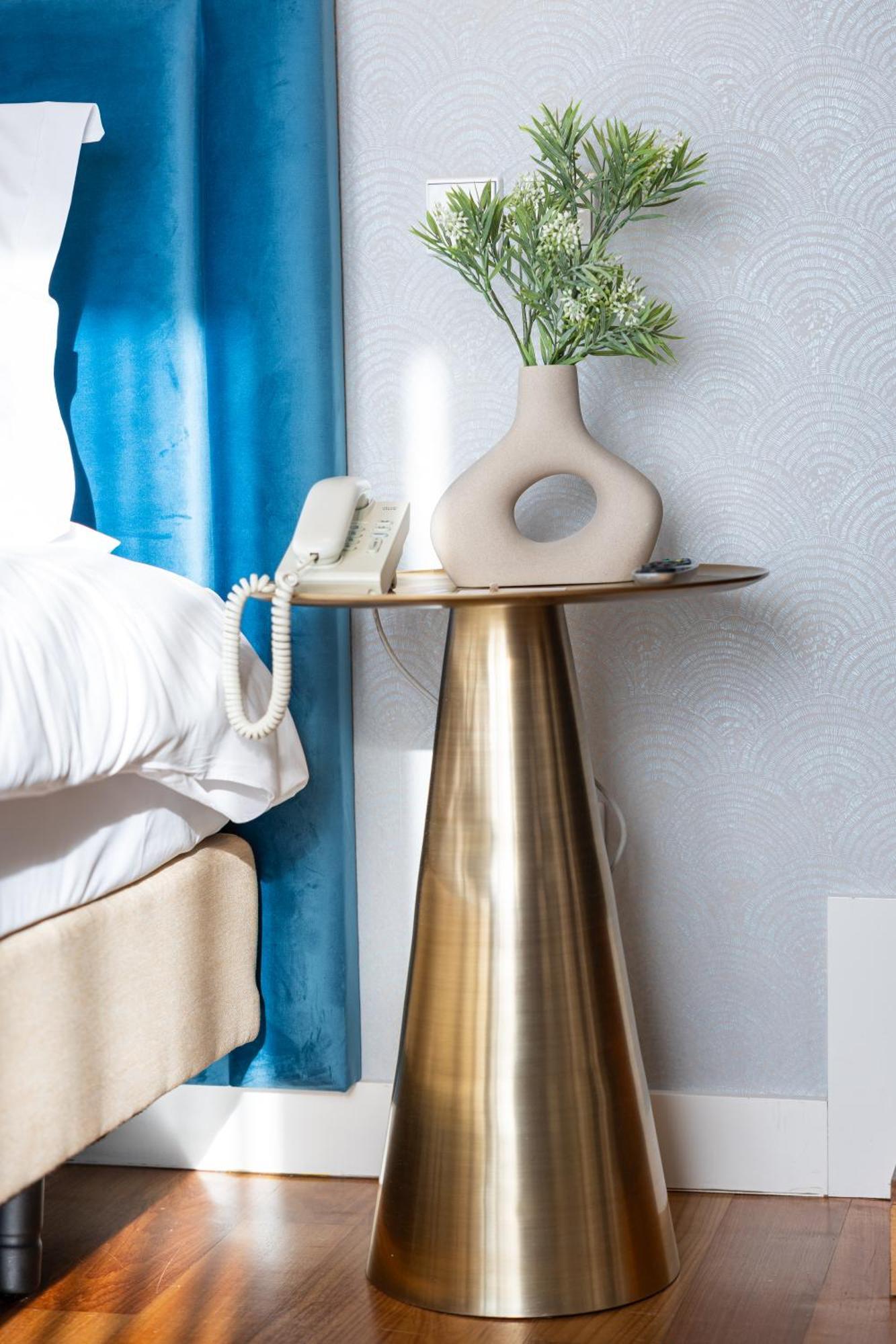 Pestana Cidadela Cascais - Pousada & Art District Luaran gambar A bedside table